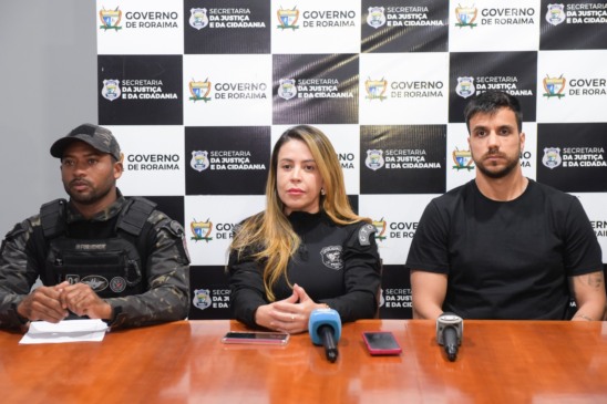 Assessor de operações penitenciárias da Sejuc, Pedro Vieira, secretária da Justiça e da Cidadania, Michelly Viau Fernandes e policial penal federal Ciro Veloso, durante coletiva de imprensa (Foto: Neto Figueredo/Secom)