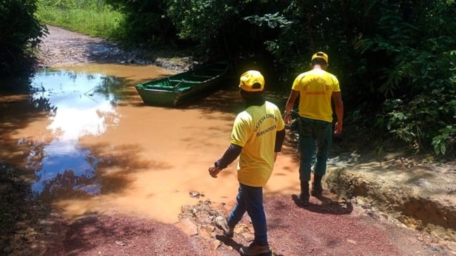 Brigadistas da Defesa Civil de Roraima atuam em cheia em Uiramutã