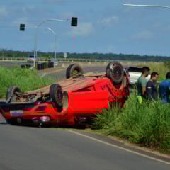 Veículo capotou na BR-401 (Foto: Nilzete Franco/FolhaBV)