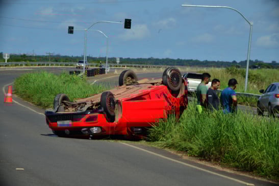 Veículo capotou na BR-401 (Foto: Nilzete Franco/FolhaBV)