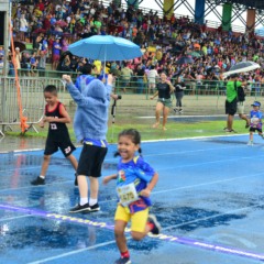 Crianças se divertem durante corridinha Kids sob chuva na Vila Olímpica Roberto Marinho (Foto: Nilzete Franco/FolhaBV)