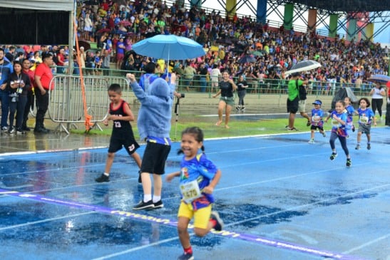 Crianças se divertem durante corridinha Kids sob chuva na Vila Olímpica Roberto Marinho (Foto: Nilzete Franco/FolhaBV)
