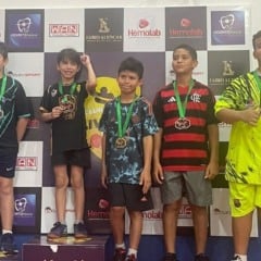 José Silvestre de apenas 7 anos, no lugar mais alto do pódio na categoria Sub-10. (Foto: ASCOM/Clube LiveTT)
