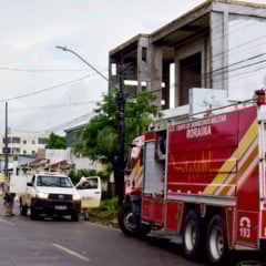 Poste próximo a posto de combustível pega fogo e mobiliza bombeiros; Veja o vídeo