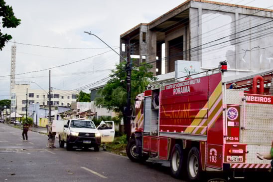 Poste próximo a posto de combustível pega fogo e mobiliza bombeiros; Veja o vídeo