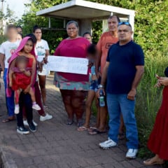 Moradores do bairro e pais de alunos se reuniram em frente à escola para cobrar providências sobre o andamento da reforma. (Foto: Wenderson Cabral)