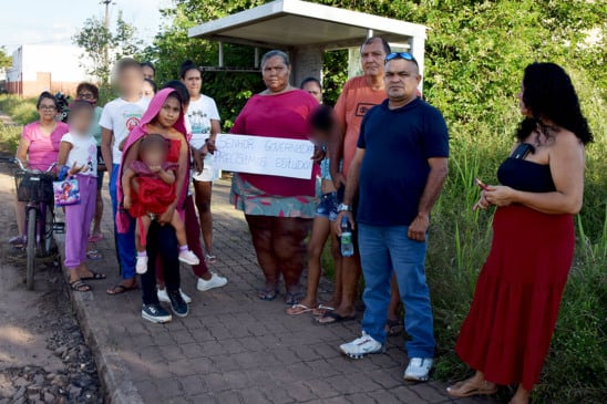 Moradores do bairro e pais de alunos se reuniram em frente à escola para cobrar providências sobre o andamento da reforma. (Foto: Wenderson Cabral)