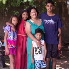 Casal de mulheres adotou três crianças e está em processo para formalizar a adoção de um quarto filho, que vive com elas há cerca de três anos. (Foto: Divulgação/DPE)