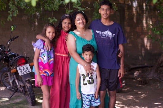 Casal de mulheres adotou três crianças e está em processo para formalizar a adoção de um quarto filho, que vive com elas há cerca de três anos. (Foto: Divulgação/DPE)
