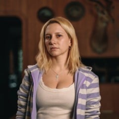 Atriz Lorena Comparato caracterizada oficialmente enquanto Elize (Foto: Divulgação Netflix)