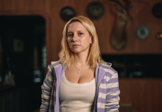 Atriz Lorena Comparato caracterizada oficialmente enquanto Elize (Foto: Divulgação Netflix)