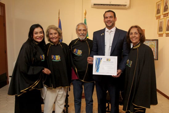 O presidente da CBF, Samir Xaud, recebe moção de aplausos da Academia Roraimense de Letras (Foto: Wenderson Cabral/FolhaBV)