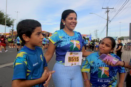 Maria Alencar participou pela primeira vez com os filhos, Jairo e Lívia, de 7 e 9 anos. Foto: Wenderson Cabral/FolhaBV