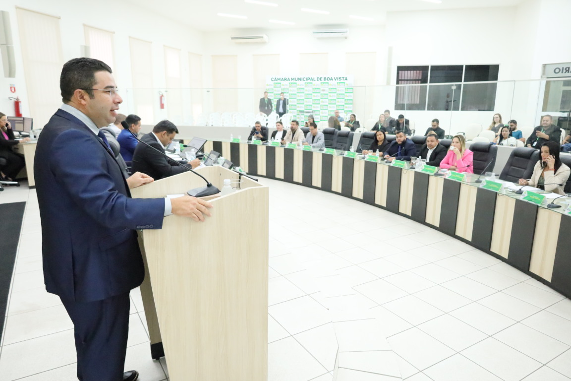 O presidente da Câmara Municipal de Boa Vista, vereador Genilson Costa, durante sessão extraordinária da votação da LDO 2026