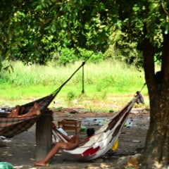 Área próximo à Feira do Produtor é ocupada por indígenas yanomami (Foto: Nilzete Franco/FolhaBV)