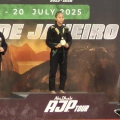 A lutadora roraimense Alice Danielly Alexandre Oliveira da Silva sobe ao lugar mais alto do pódio da turnê mundial do Grand Slam de Jiu-Jitsu (Foto: Arquivo pessoal)