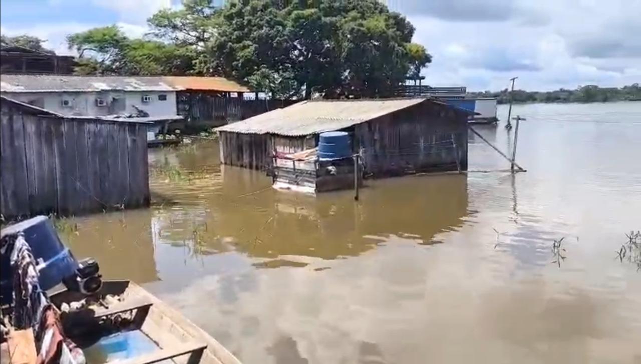 Rio Branco começa a alagar casas da Prainha, em Caracaraí