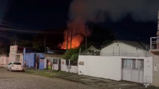 Incêndio atingiu apartamento no Mecejana (Foto: Divulgação)