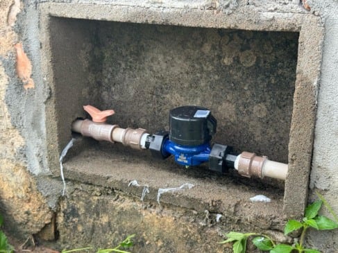 Instalação de novos hidrômetros em imóveis da capital garante medição precisa do consumo e combate a perdas de água (Foto: Ascom/Caer)