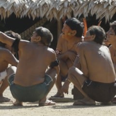 Dirigido por Eryk Rocha e Gabriela Carneiro da Cunha, o documentário é baseado no livro escrito pelo líder Yanomami David Kopenawa em parceria com o antropólogo Bruce Albert. Foto: divulgação