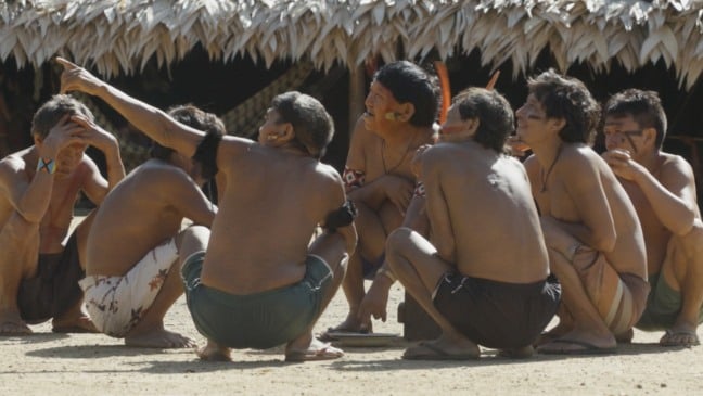 Dirigido por Eryk Rocha e Gabriela Carneiro da Cunha, o documentário é baseado no livro escrito pelo líder Yanomami David Kopenawa em parceria com o antropólogo Bruce Albert. Foto: divulgação