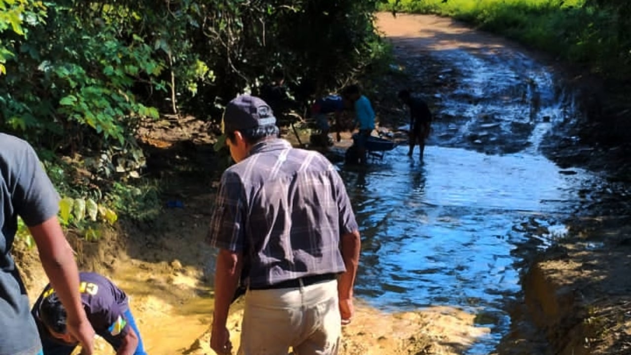 Moradores precisam passar por desvios enquanto ponte sobre o igarapé Woosa está quebrada em Uiramutã