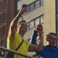 O deputado federal Nicoletti com o ex-presidente Jair Bolsonaro em ato na Avenida Paulista