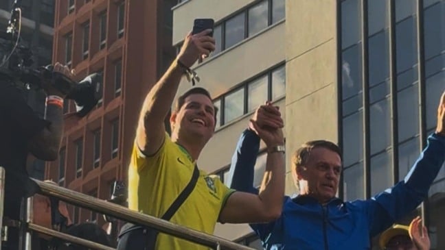O deputado federal Nicoletti com o ex-presidente Jair Bolsonaro em ato na Avenida Paulista