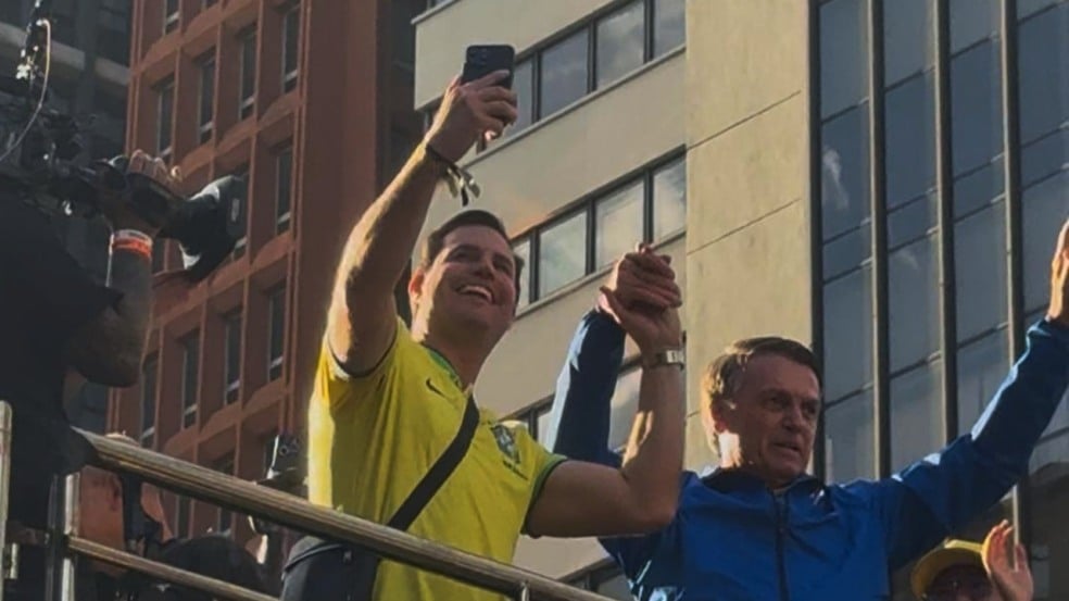 O deputado federal Nicoletti com o ex-presidente Jair Bolsonaro em ato na Avenida Paulista