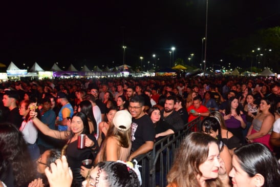 Público aproveita a festa no primeiro dia de arraial (Foto: Nilzete Franco/Folha BV)