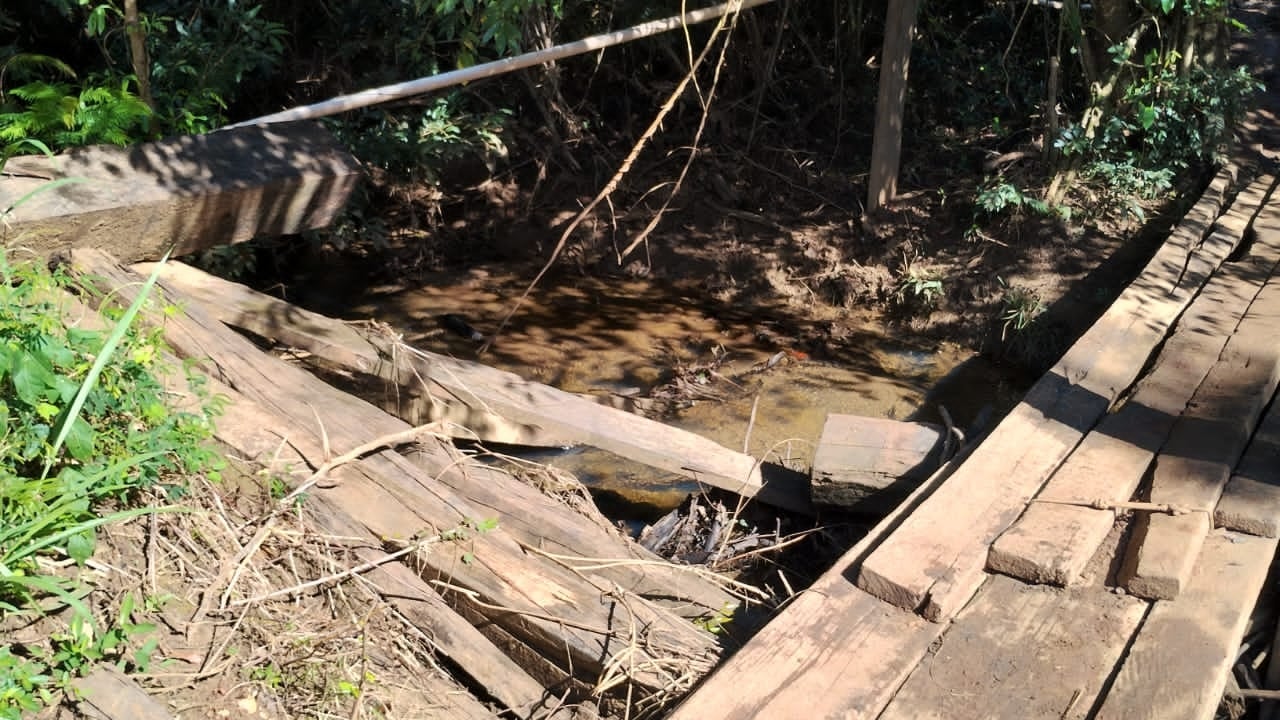 Ponte sobre o igarapé Woosa, em Uiramutã, foi danificada pelas cheias