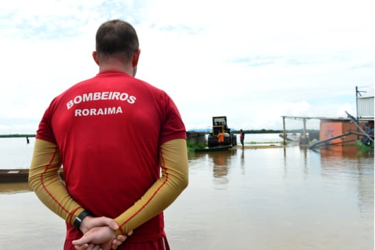 O corpo foi removido da água por equipes do Corpo de Bombeiros (Foto: Ilustrativa/Nilzete Franco/FolhaBV) 