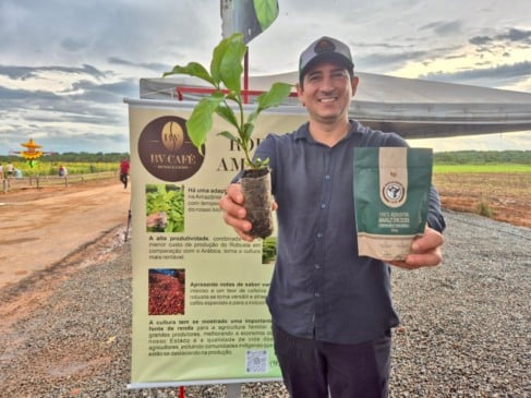 No primeiro dia da AgroBV 2025, o expositor Davis Queiroz apresentou ao público o chamado café Robusta Amazônico. Foto: Aryel Rener/FolhaBV