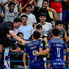Jogadores da Escola Estadual Gonçalves Dias celebrando a conquista. (Foto: Reprodução/Instagram/@bs_oficalrr)