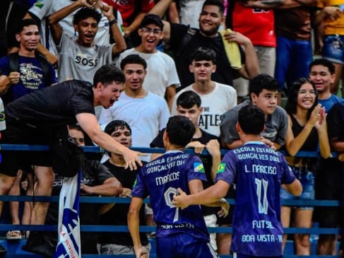 Jogadores da Escola Estadual Gonçalves Dias celebrando a conquista. (Foto: Reprodução/Instagram/@bs_oficalrr)