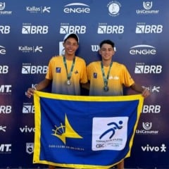 Gustavo (á direita) conquistou medalhas nas categorias duplas e individual. (Foto: Reprodução/Instagram/@gustavo.tennis)