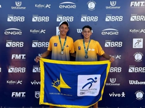Gustavo (á direita) conquistou medalhas nas categorias duplas e individual. (Foto: Reprodução/Instagram/@gustavo.tennis)
