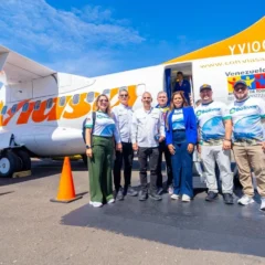 Autoridades venezuelanas em frente ao avião da Conviasa