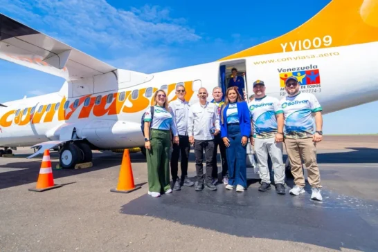 Autoridades venezuelanas em frente ao avião da Conviasa