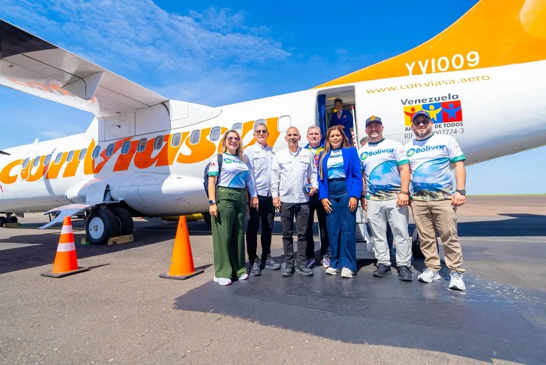 Autoridades venezuelanas em frente ao avião da Conviasa