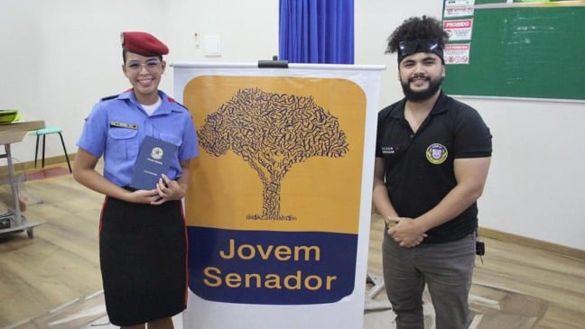 A estudante Maria Eduarda  ao lado do orientador Wilson Saraiva (Foto: ASCOM/SEED) 