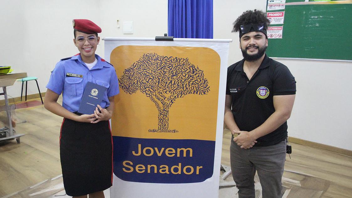 A estudante Maria Eduarda  ao lado do orientador Wilson Saraiva (Foto: ASCOM/SEED) 