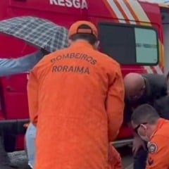 Momento em que a vítima recebe os primeiros socorros (Foto: Reprodução)