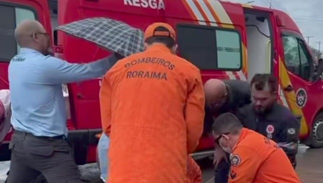 Momento em que a vítima recebe os primeiros socorros (Foto: Reprodução)