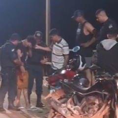 Momento em que o homem é resgatado pelos policiais (Foto: Reprodução) 