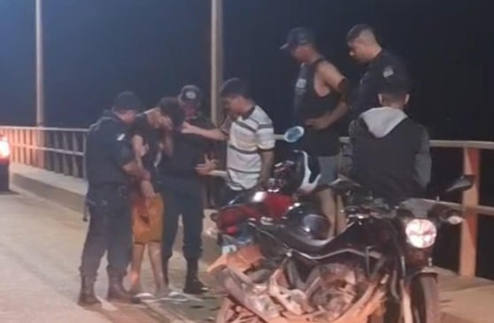 Momento em que o homem é resgatado pelos policiais (Foto: Reprodução) 