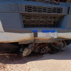 A motocicleta ficou presa embaixo da caçamba (Foto: Divulgação)