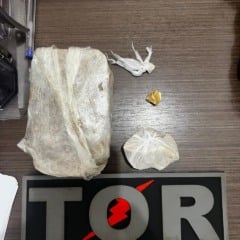 Trio é preso após polícia encontrar drogas enterradas em quintal