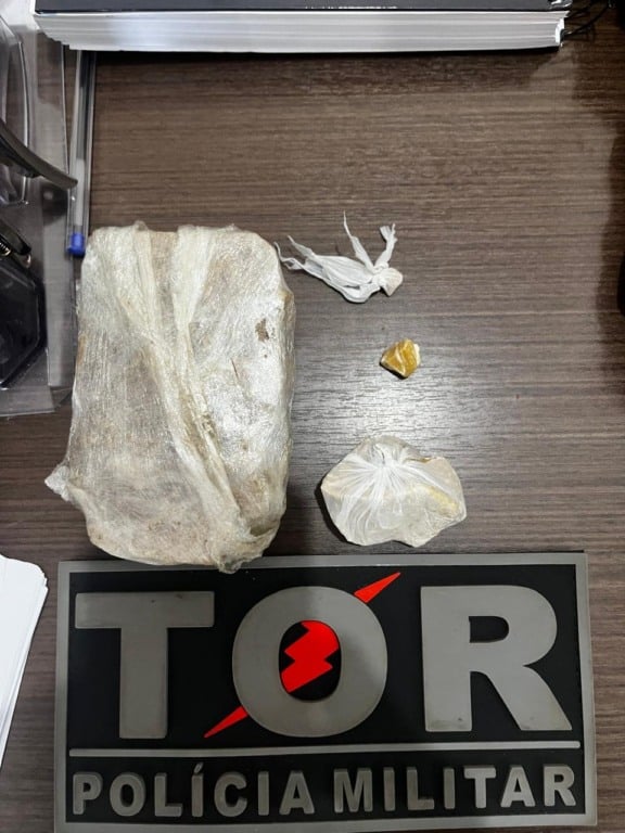 Trio é preso após polícia encontrar drogas enterradas em quintal