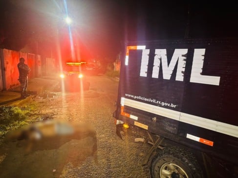 O corpo foi removido pelo rabecão do IML (Foto: Imagens cedidas/Aldenio Soares)